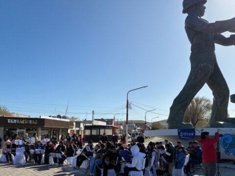 Orquesta y coro infantil de festejo en pleno centro de la ciudad