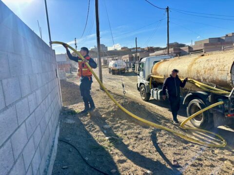 El Municipio brinda asistencia con agua a vecinos del barrio Patagonia
