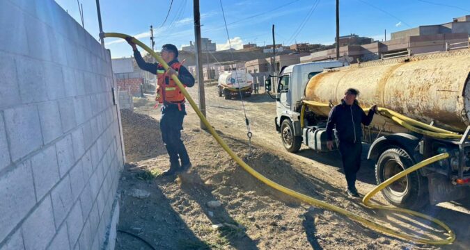 El Municipio brinda asistencia con agua a vecinos del barrio Patagonia
