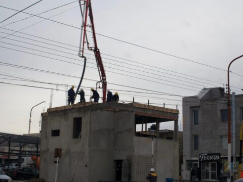 Llenado de losa para el avance del Centro de Monitoreo