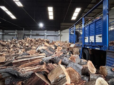 Plan Invernal: Llegaron 114 toneladas de leña para asistir a las familias