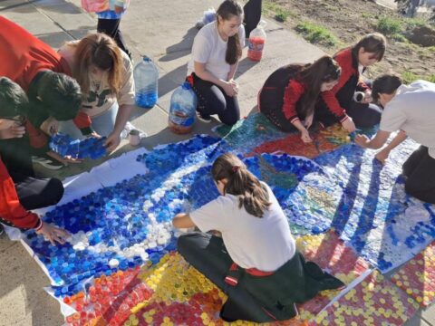 Juventud impulsa un mural colectivo por el Día Internacional de la Tierra