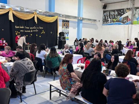 La Municipalidad celebró el Día de la Madre con un té show en el gimnasio Daniela González